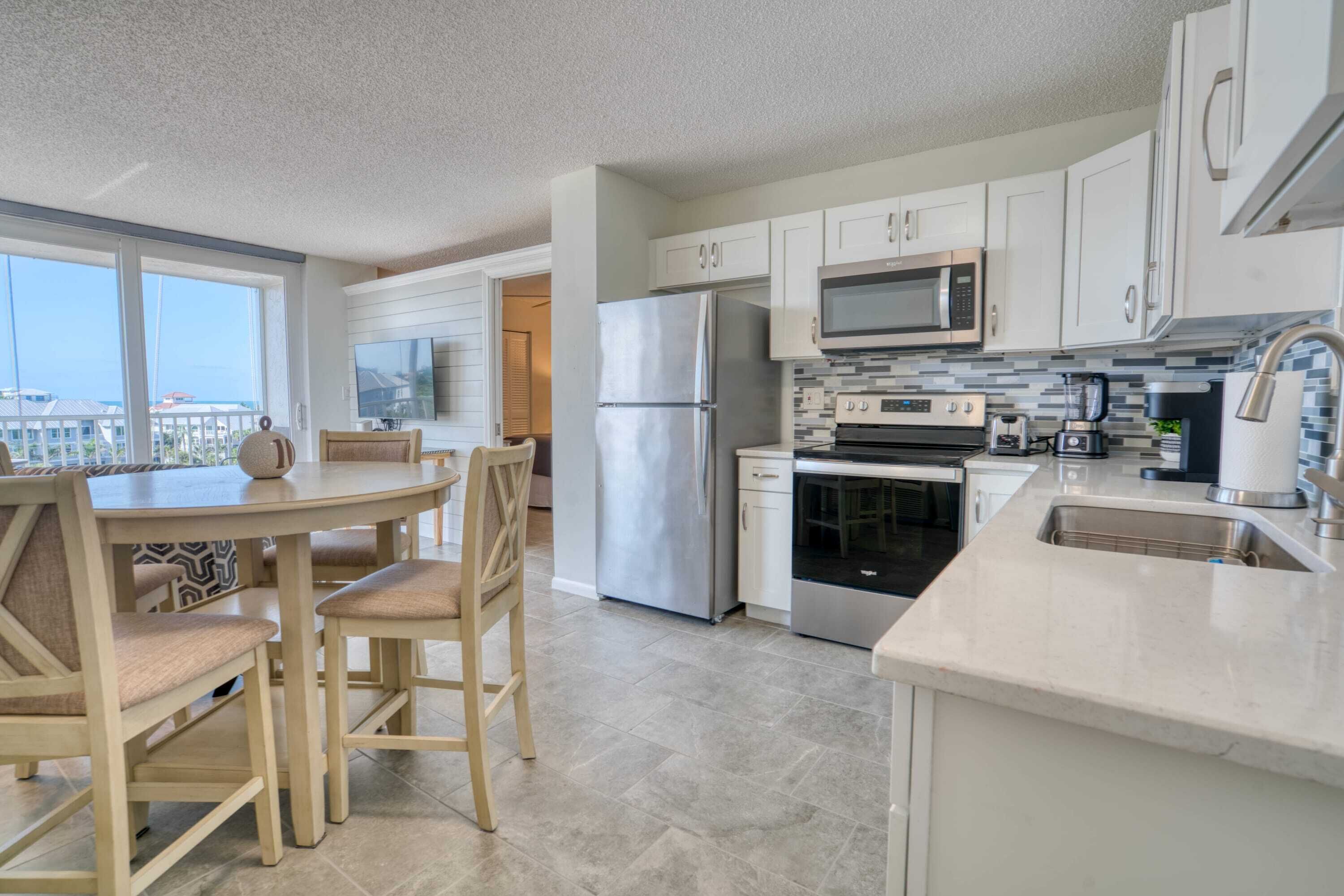 Réfrigérateur, micro-ondes, four, plaque de cuisson