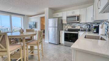 Réfrigérateur, micro-ondes, four, plaque de cuisson