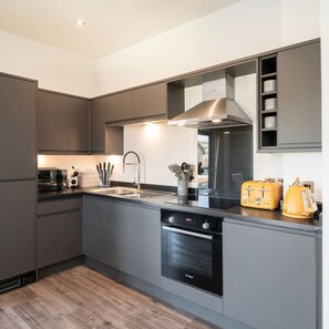 Apartment | Private kitchen - Dockside Quay Views City Vibes (Dundee)