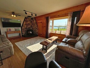 Smart TV, fireplace - Chain of Lakes Lodge (Phillips)