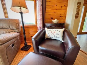 Smart TV, fireplace - Chain of Lakes Lodge (Phillips)