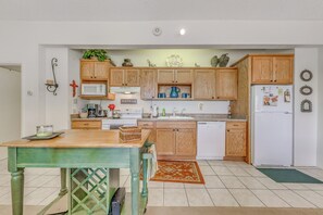 Frigorífico, microondas, placa de cocina y lavavajillas