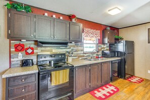 Fridge, microwave, stovetop, dishwasher - Secluded Texas Countryside Retreat Near Abilene (Hawley)