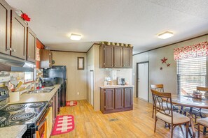 Fridge, microwave, stovetop, dishwasher - Secluded Texas Countryside Retreat Near Abilene (Hawley)