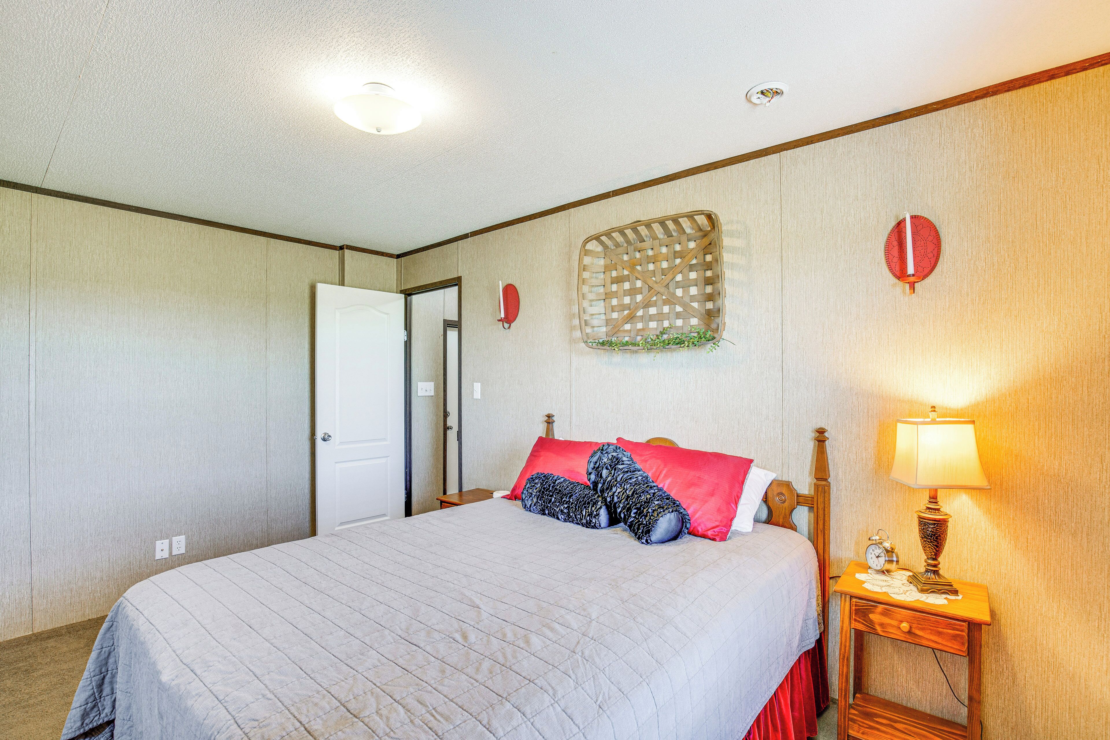2 bedrooms, iron/ironing board, internet, bed sheets