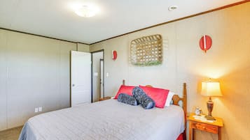 2 bedrooms, iron/ironing board, internet, bed sheets