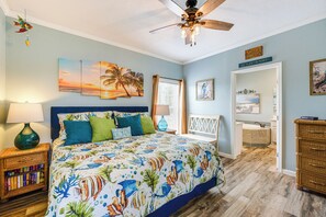 3 bedrooms, desk, iron/ironing board, travel cot - 1 Mi to Marina: Rockport Vacation Rental (Rockport)