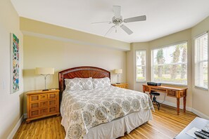 3 slaapkamers, een bureau, een strijkplank/strijkijzer, reisbedje