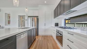 Kühlschrank, Mikrowelle, Ofen, Herdplatte