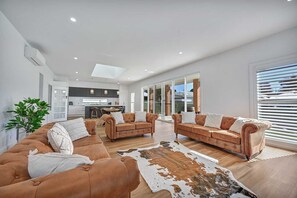 TV, offices - The Arches - Art Deco Inspired, Chic Interiors (Bathurst)