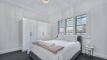 4 Schlafzimmer, Schreibtisch, Bügeleisen/Bügelbrett, Reisekinderbett