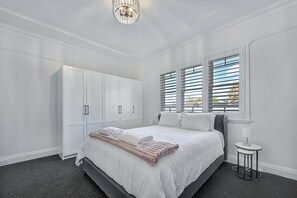 4 bedrooms, desk, iron/ironing board, travel cot - The Arches - Art Deco Inspired, Chic Interiors (Bathurst)
