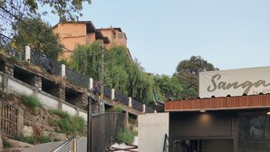 Un escalier menant à un bâtiment sur lequel est apposée une enseigne indiquant : « Sanga by ST ».