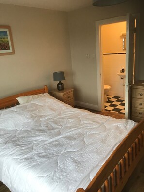 3 habitaciones, tabla de planchar con plancha, internet y ropa de cama 