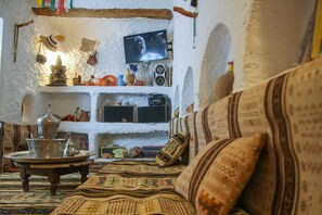 Smart TV, chimenea, libros, estéreo