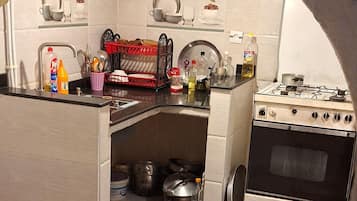 Frigorifero, forno, macchina per tè/caffè, macinacaffè