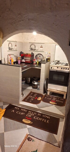 Refrigerador, horno, cafetera/tetera, molino de café