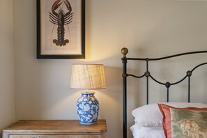 3 bedrooms, desk, iron/ironing board, WiFi - 19th Century Cottage & Garden, Private Parking (Cornwall)