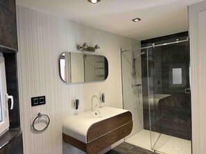Dusche, Haartrockner, Handtücher