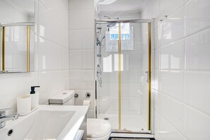 Een douche, een haardroger, handdoeken