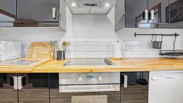 Frigorífico, microondas, horno y placa de cocina