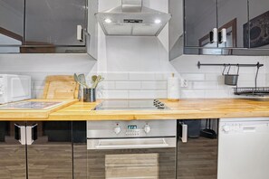 Fridge, microwave, oven, stovetop