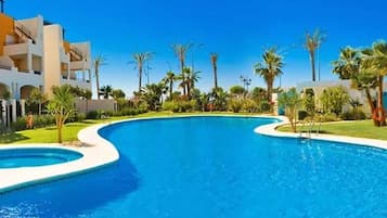 Apartamento | Piscina | Una piscina cubierta, una piscina al aire libre