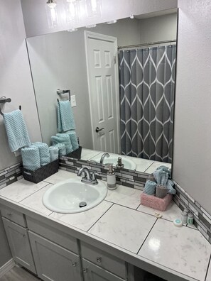 Séchoir à cheveux, serviettes fournies, savon, shampooing