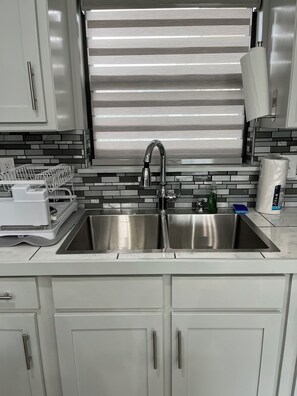 Réfrigérateur, four à micro-ondes, un four, surface de cuisson