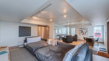 3 bedrooms, desk, iron/ironing board, travel crib