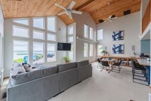 Una televisión, una oficina