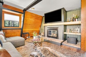 Fernseher, Kamin, Videospiele, Tischfußball