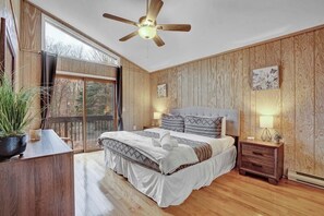 5 bedrooms, desk, iron/ironing board, travel cot - Winter Hideaway: Sled Hill Hot Tub Fireplace Game Room (Gouldsboro)