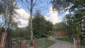 Un camino de piedra que lleva a una puerta de madera con un letrero que dice "DEICHKIND".