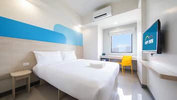 Standard dubbelrum | Duntäcken, värdeförvaringsskåp på rummet och skrivbord