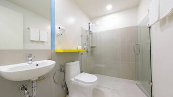 Standard trippelrum | Badrum | Dusch, hårtork, bidé och handdukar