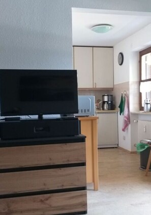 1 habitación, muebles diferentes y tabla de planchar con plancha 