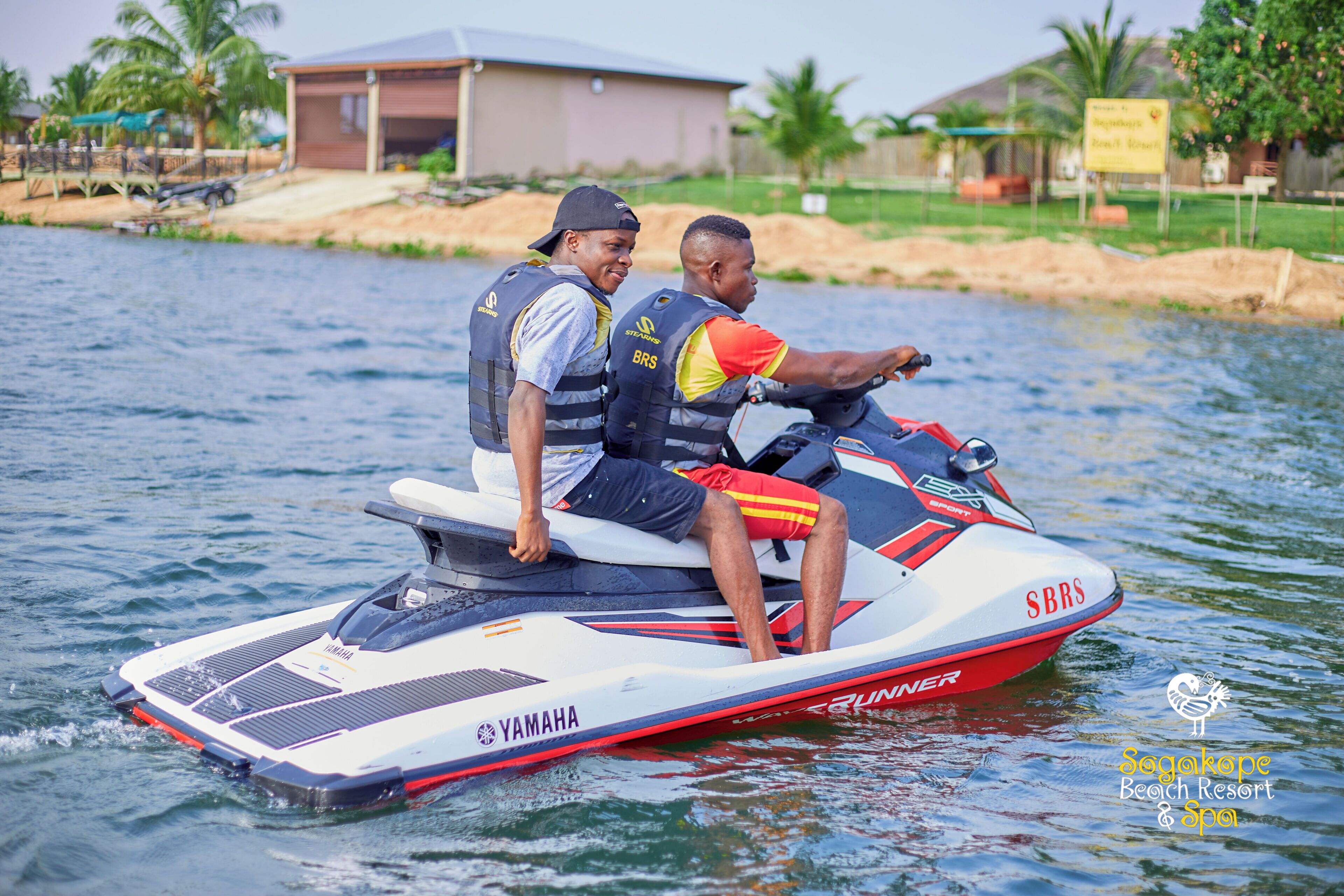 Zwei Personen auf einem Yamaha Jetski.
