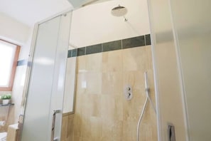 Douche, sĂšche-cheveux, bidet, serviettes fournies