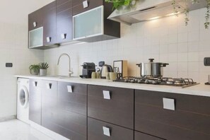 Kühlschrank, Ofen, Herdplatte, Geschirrspüler