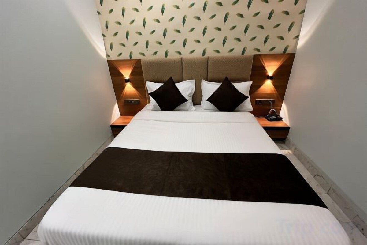 WiFi (free), bed sheets