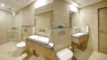 Suite | Bathroom | Shower, rainfall showerhead, free toiletries, hair dryer