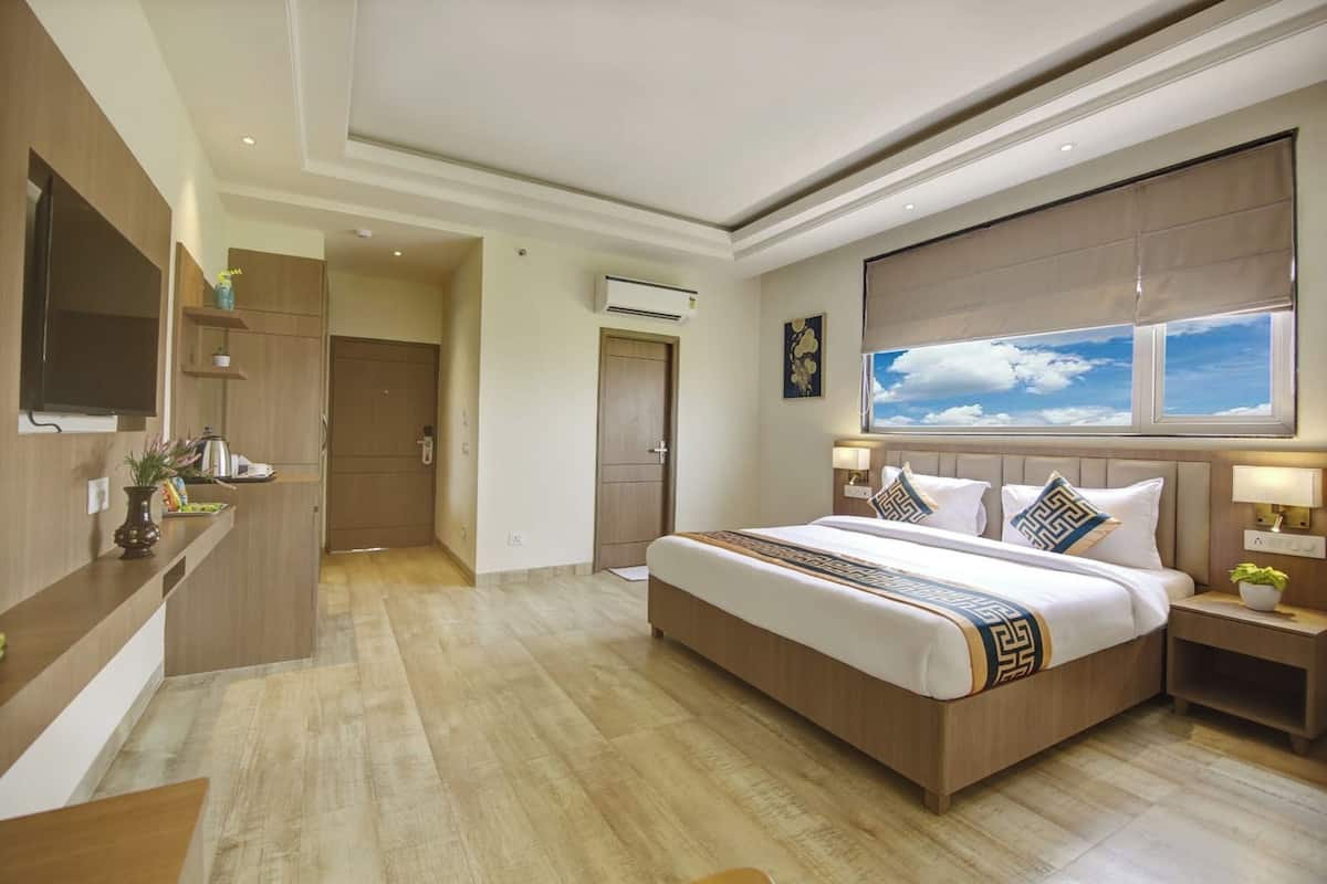 Standard Room | 1 bedroom, in-room safe, desk, iron/ironing board