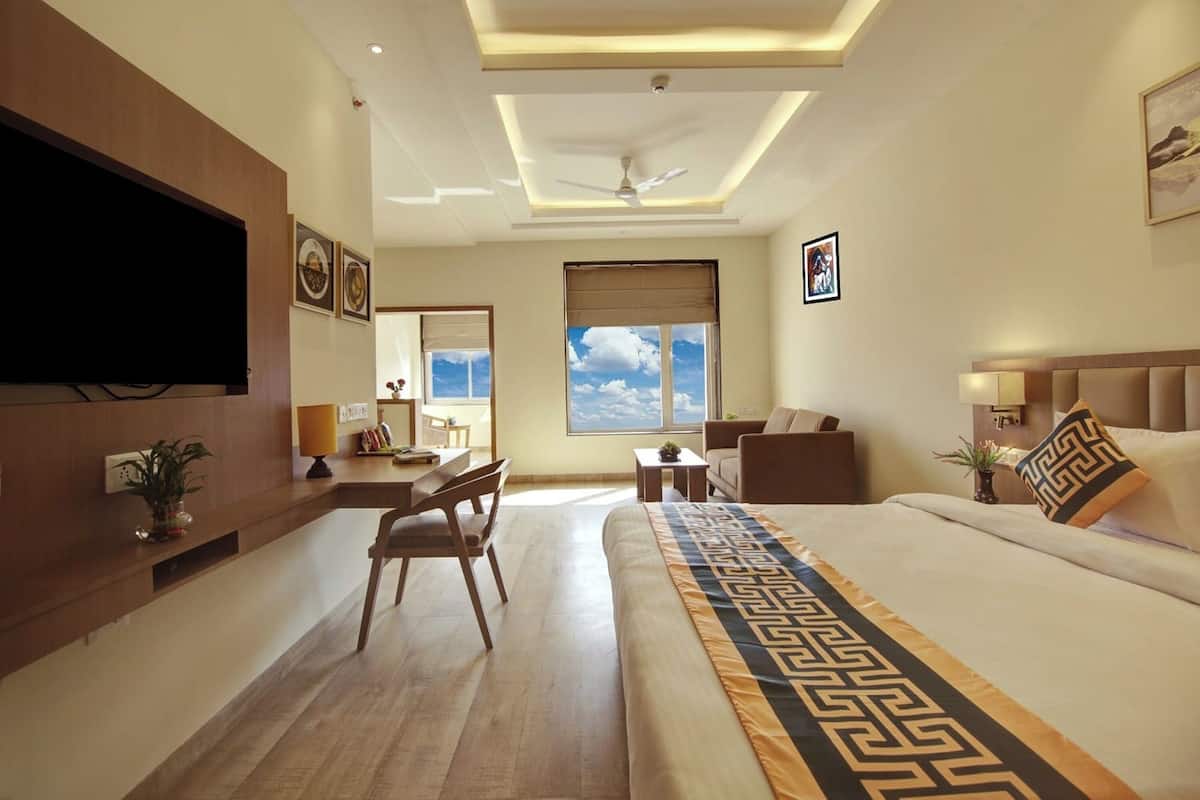 Suite | 1 bedroom, in-room safe, desk, iron/ironing board