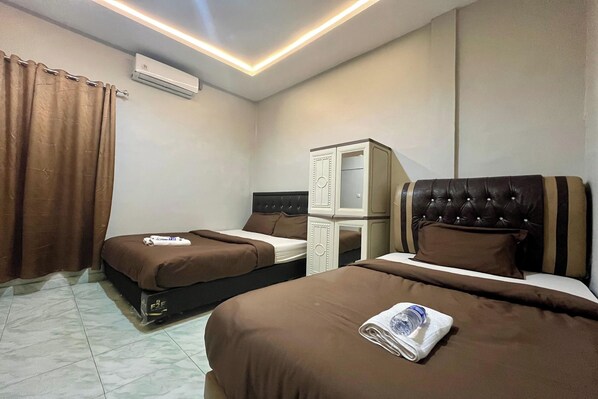 Family Room | Desk, blackout drapes, free WiFi