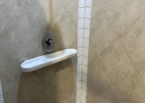Chambre Standard | Salle de bain | Douche, douche cascade, articles de toilette (gratuits)