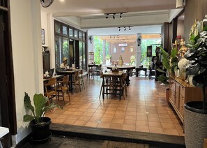 En 32-tommers LCD-TV med Parabol-TV