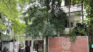 A building with a brick facade and a sign reading "Sedjuk Bakmi & Kopi". - R Residence Jakarta (Jakarta)