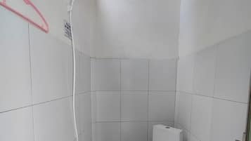 Big Room | Kylpyhuone | Suihku, sadesuihkupää, vessapaperi