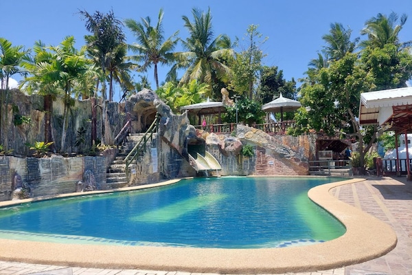 Una piscina al aire libre